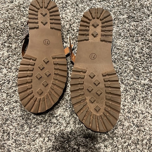 Universal Thread sandals - Picture 3 of 3